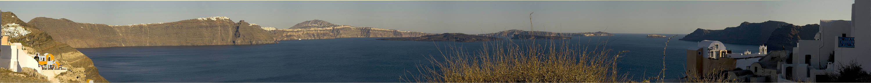 Die Caldera von Santorin von Oia aus gesehen