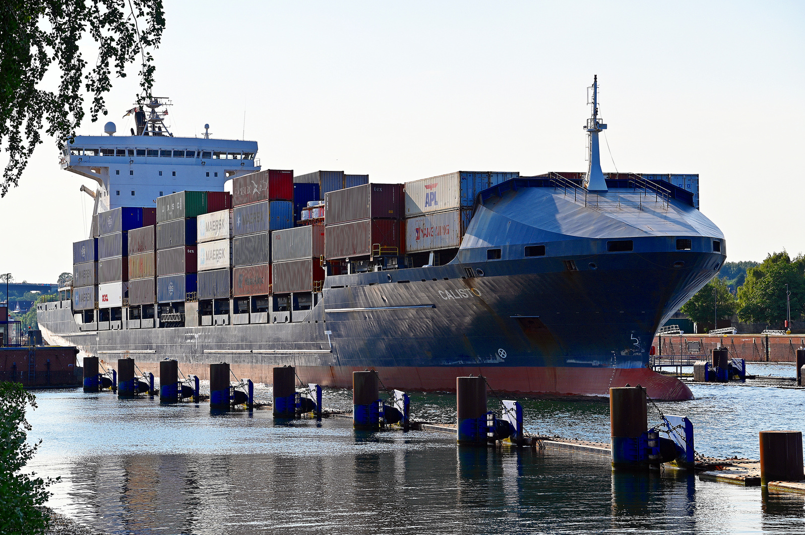 Die CALISTO verlässt die Schleuse Kiel Holtenau Richtung Ostsee