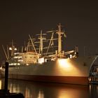 Die Cap San Diego bei Nacht im Hamburger Hafen