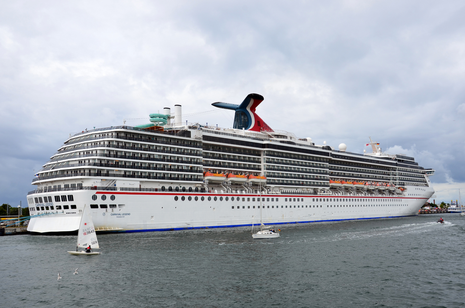 Die "Carnival Legend" am Passagierkai in Warnemünde zur Hanse Sail 2013