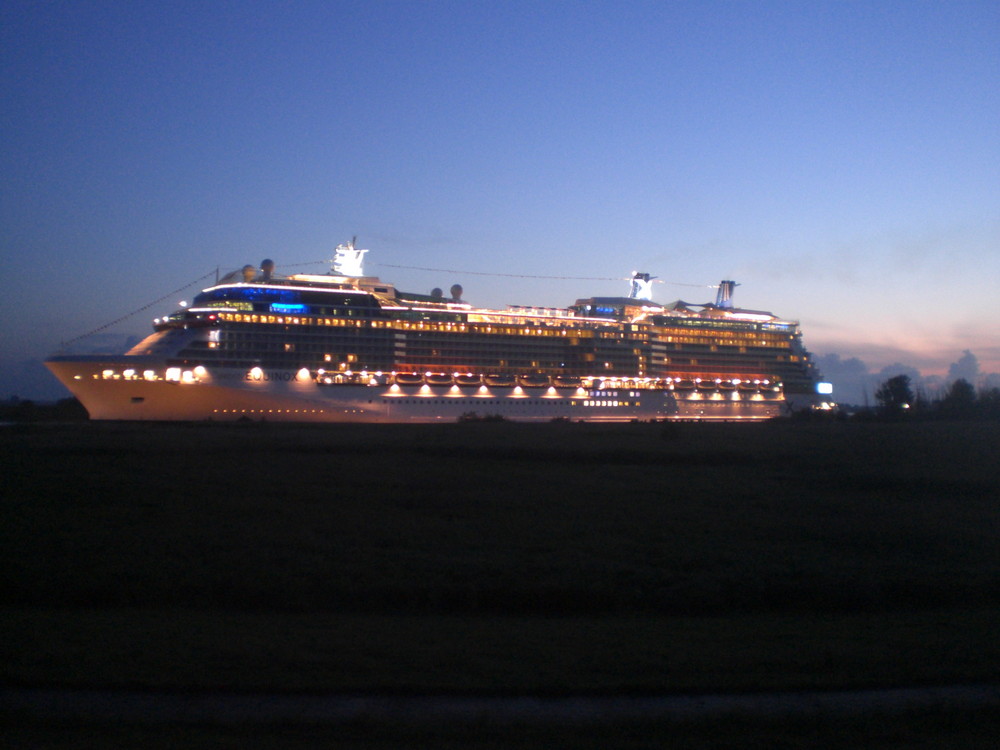 Die Celebrity Equinox am Morgen