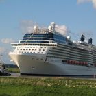 Die "Celebrity Silhouette" bei der Überführung auf der Ems