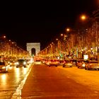 Die Champs-Élysées zwischen zwei Ampelschaltungen