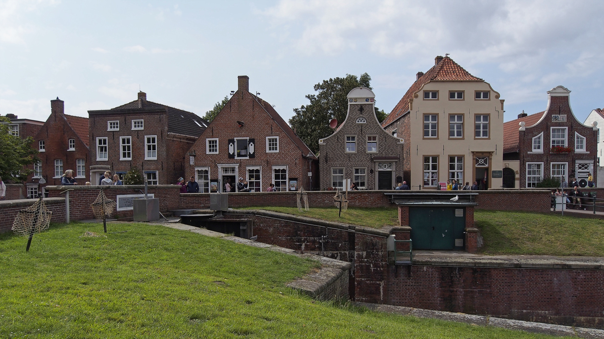 Die charakteristische Häusermeile am alten ursprünglichen Siel von Greetsiel