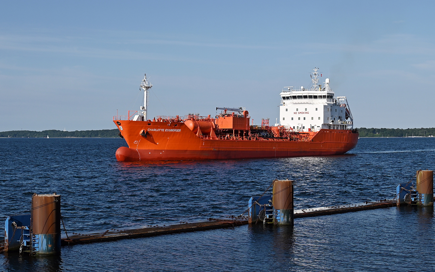 Die CHARLOTTE ESSBERGER vor der Kanalschleuse Kiel Holtenau