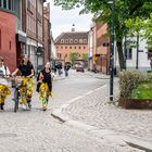 Die Chemie-Fakultät trägt GELB - Studenten auf dem Weg zu einer Feier in Lund