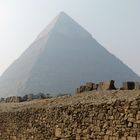 ...die Chephren Pyramide im Cairo Smog...