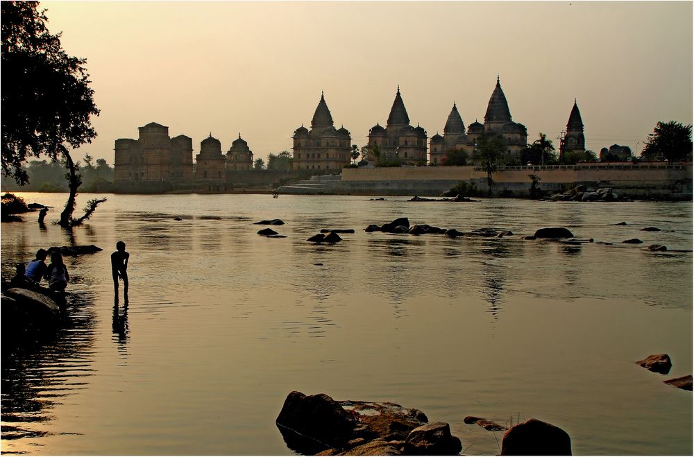 die Chhatris von Orchha, am Ufer des Flusses Betwa...