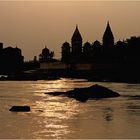 die Chhatris von Orchha, am Ufer des Flusses Betwa, in spätem Licht