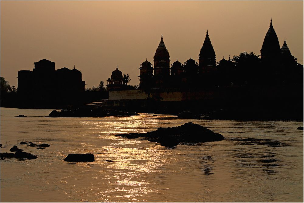 die Chhatris von Orchha, am Ufer des Flusses Betwa, in spätem Licht