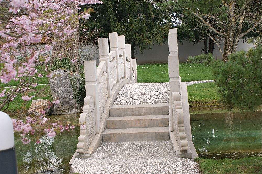 Die chinesische Brücke im Cinagarten. Foto & Bild landschaft, natur