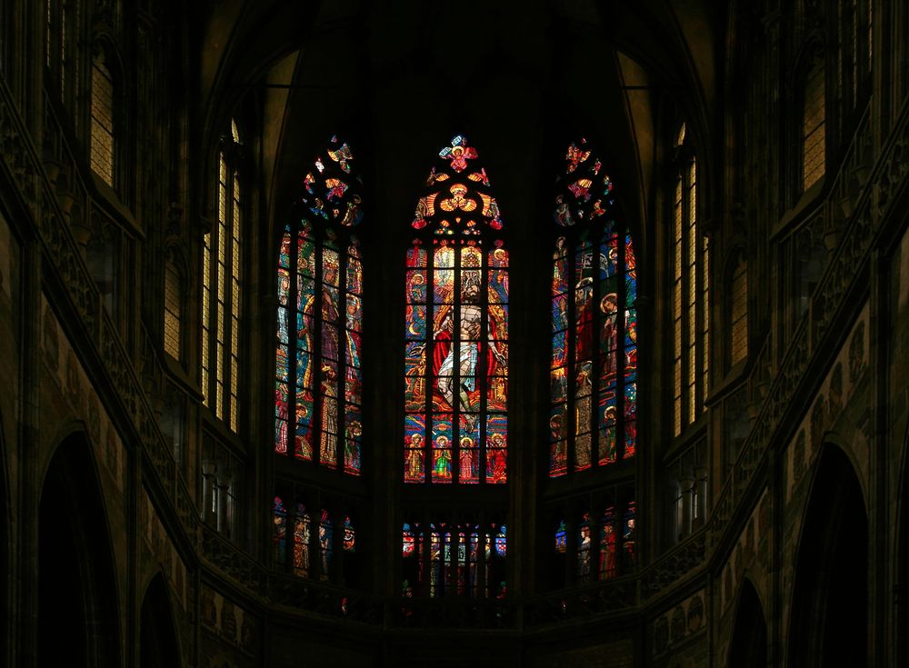 Die Chorfenster im Veitsdom in Prag