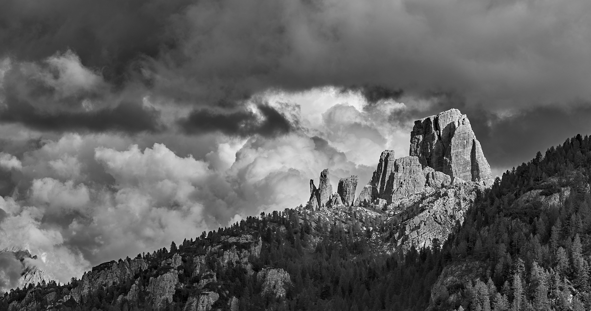 Die Cinque Torri (deutsch: fünf Türme) im Abendlicht, das Wolkenbild hätte nicht passender...