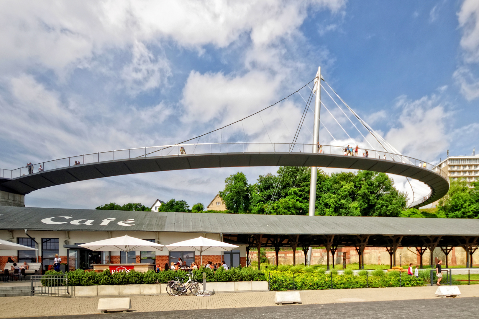 Die circa 250 m lange Fußgängerbrücke zum Stadthafen in Sassnitz