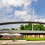 Die circa 250 m lange Fußgängerbrücke zum Stadthafen in Sassnitz