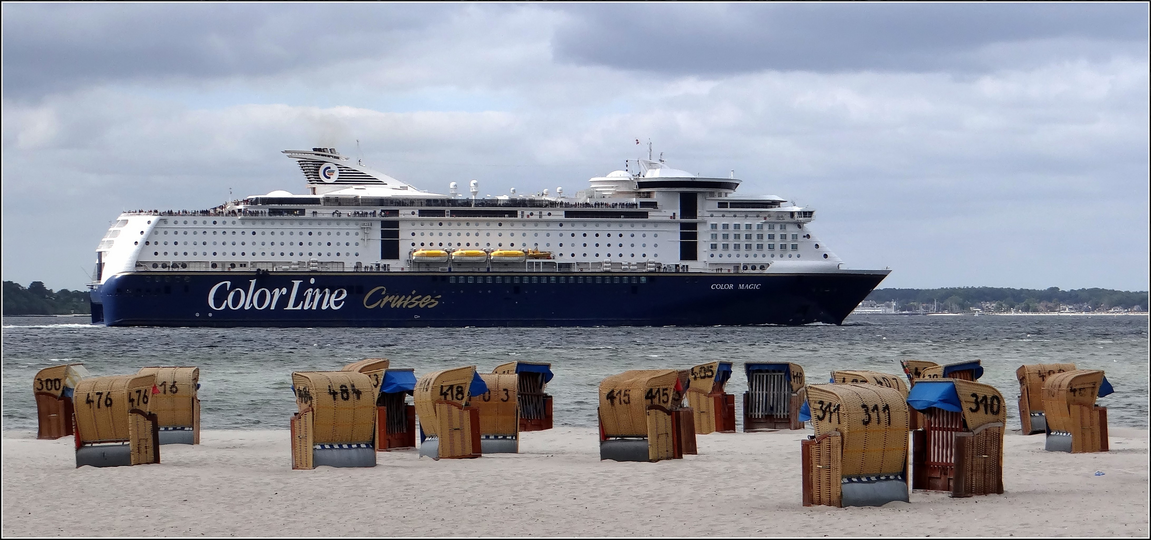 die "COLOR MAGIC" fährt....aber die Strandkorbsaison...ist vorbei