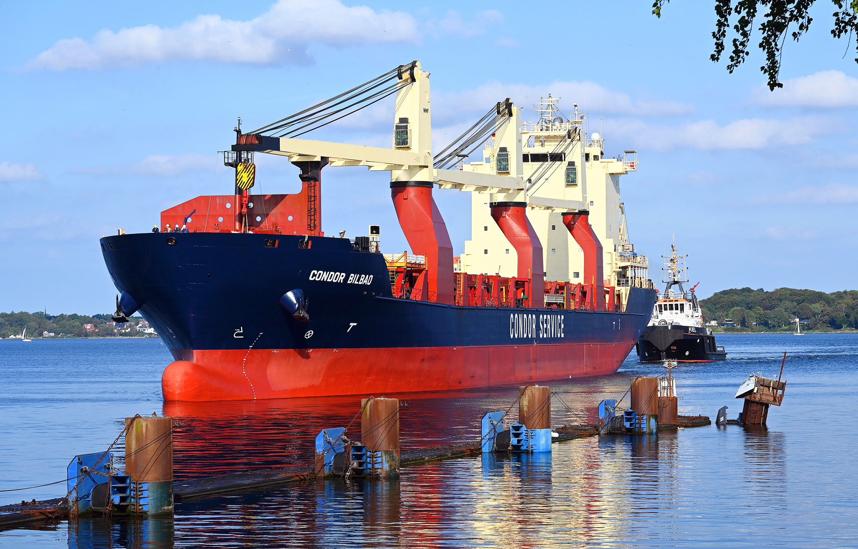 Die CONDOR BILBAO vor, in und nach der Schleuse Kiel Holtenau