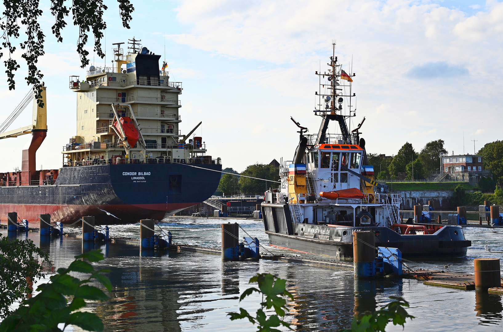 Die CONDOR BILBAO vor, in und nach der Schleuse Kiel Holtenau