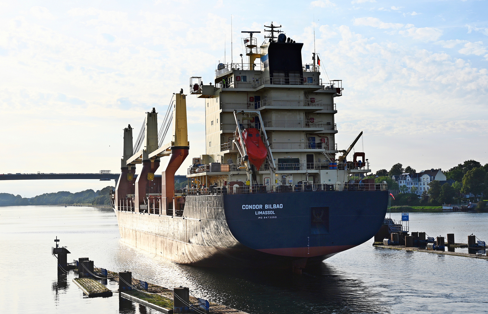 Die CONDOR BILBAO vor, in und nach der Schleuse Kiel Holtenau