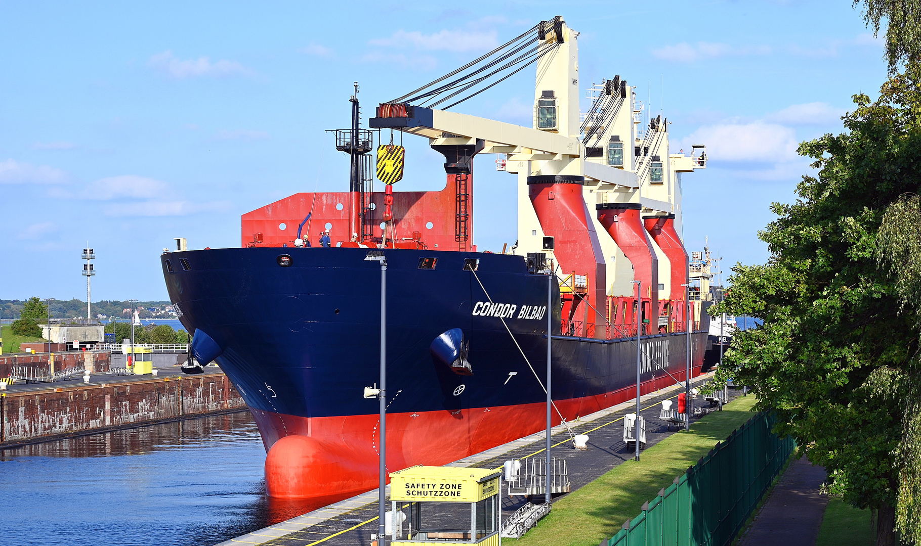 Die CONDOR BILBAO vor, in und nach der Schleuse Kiel Holtenau