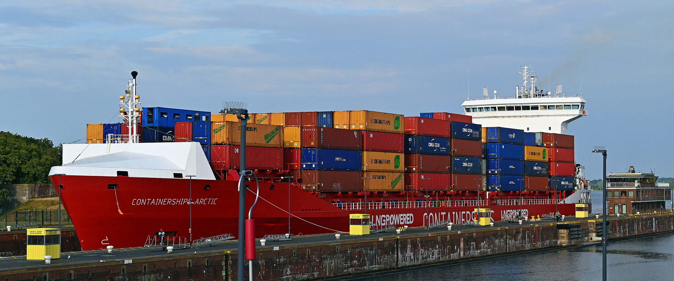 Die CONTAINERSHIPS ARCTIC läuft in Schleuse Kiel-Holtenau ein