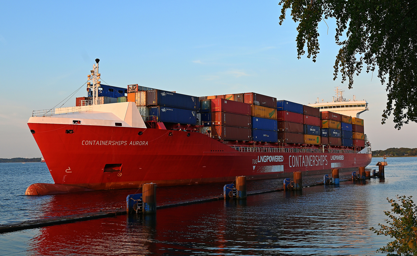 Die CONTAINERSHIPS AURORA bei der Einfahrt in die Schleuse