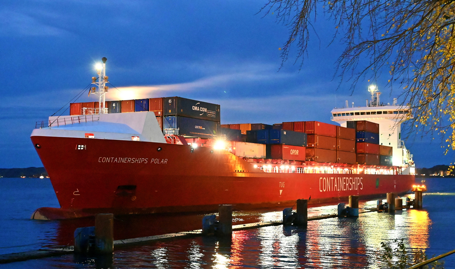 Die CONTAINERSHIPS POLAR vor der Schleuse Kiel Holtenau