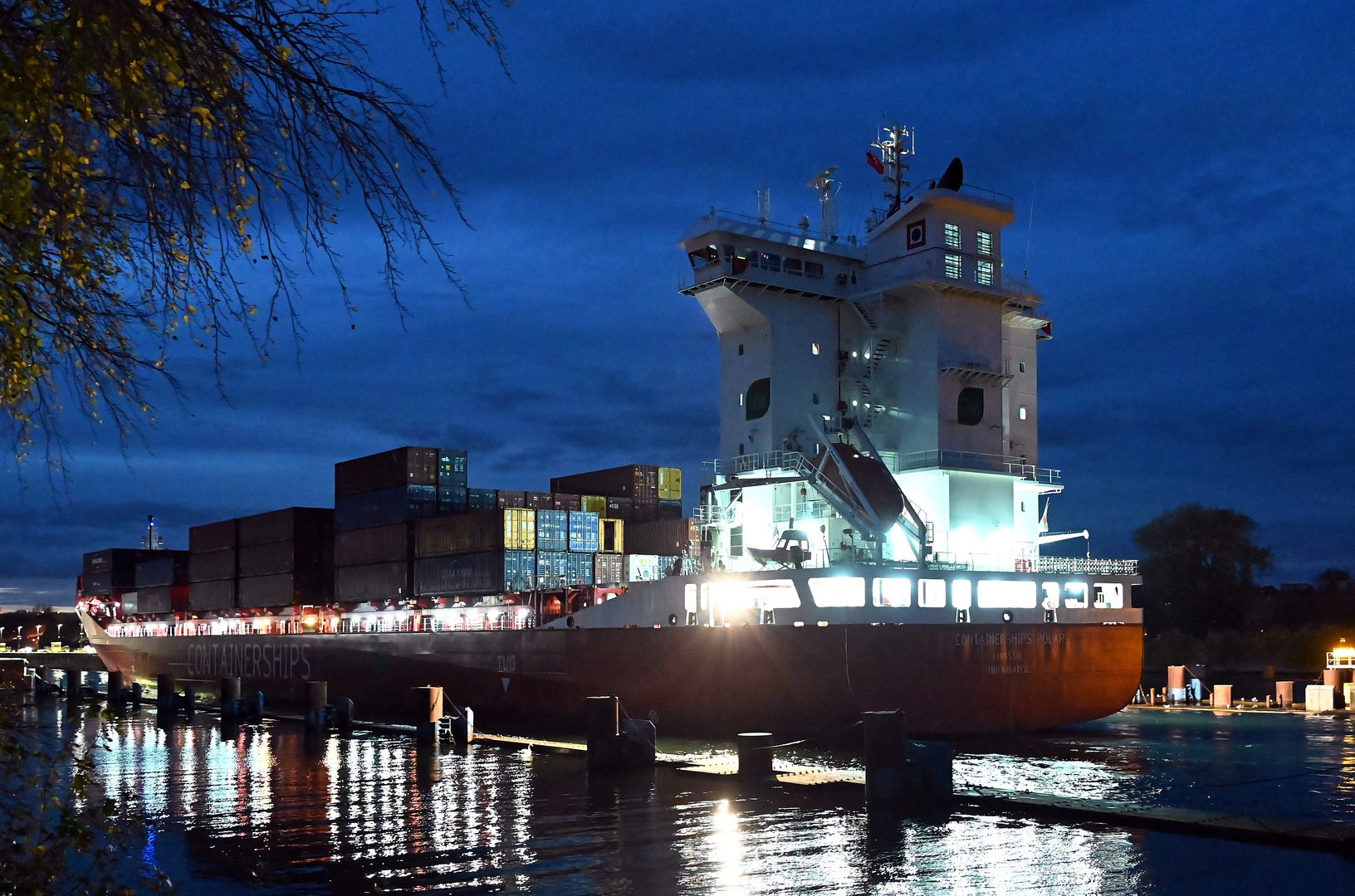 Die CONTAINERSHIPS POLAR vor der Schleuse Kiel Holtenau