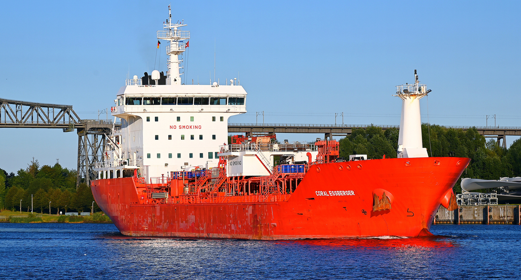 Die CORAL ESSBERGER bei Rendsburg im Nord-Ostsee-Kanal