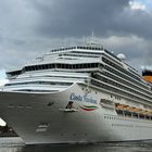 Die "Costa Favolosa" verlässt Warnemünde