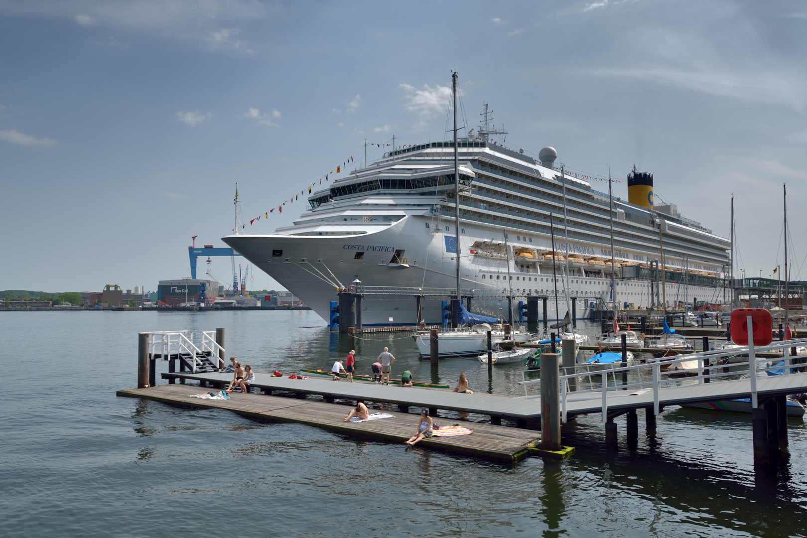 Die Costa Pacifica im Kieler Hafen