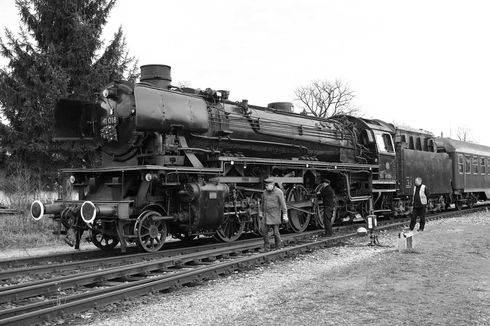 Die Crew der 41 018 schmiert die Maschine für die Rückfahrt