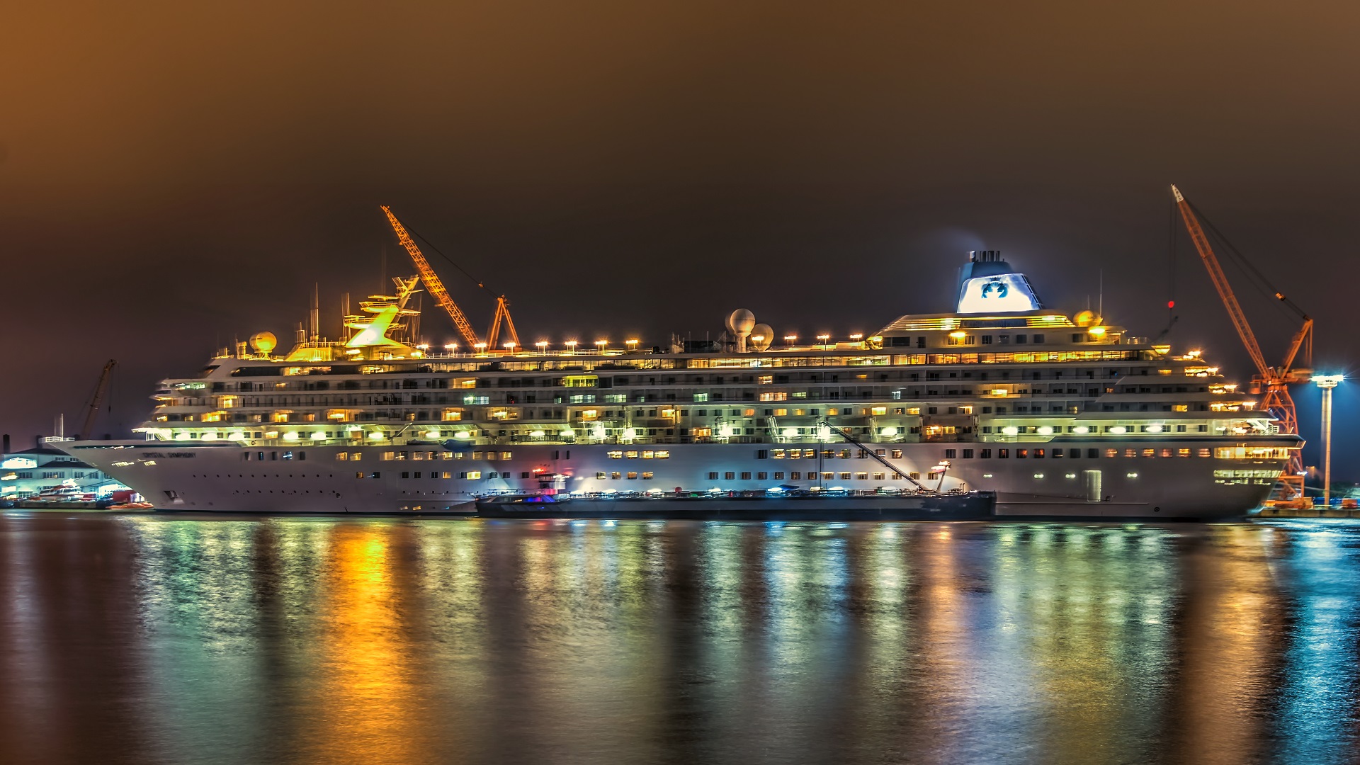 die "CRYSTAL SYMPHONY" bei der Lloyd Werft