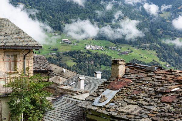 Die Dächer von Cavaione, mit Blick auf das Dorf Viano...