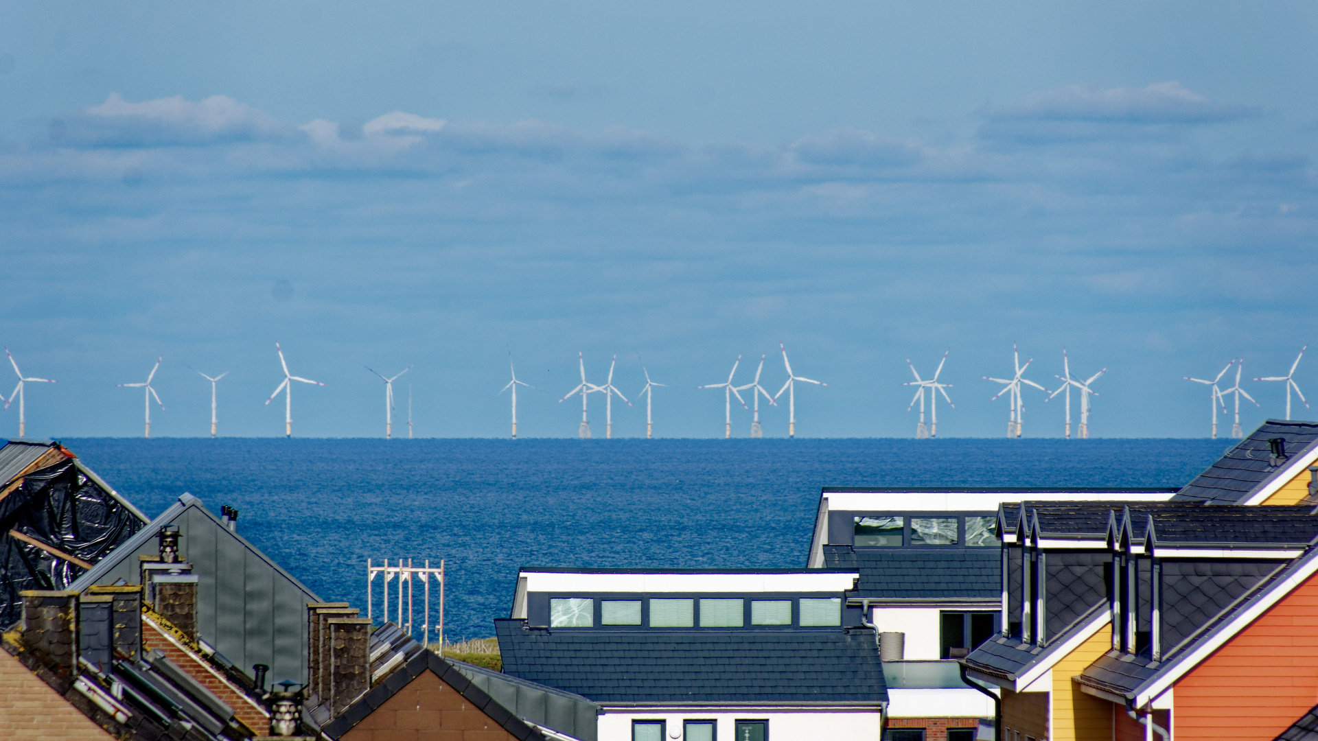 Die Dächer von Helgoland mit Windpark im Hintergrund