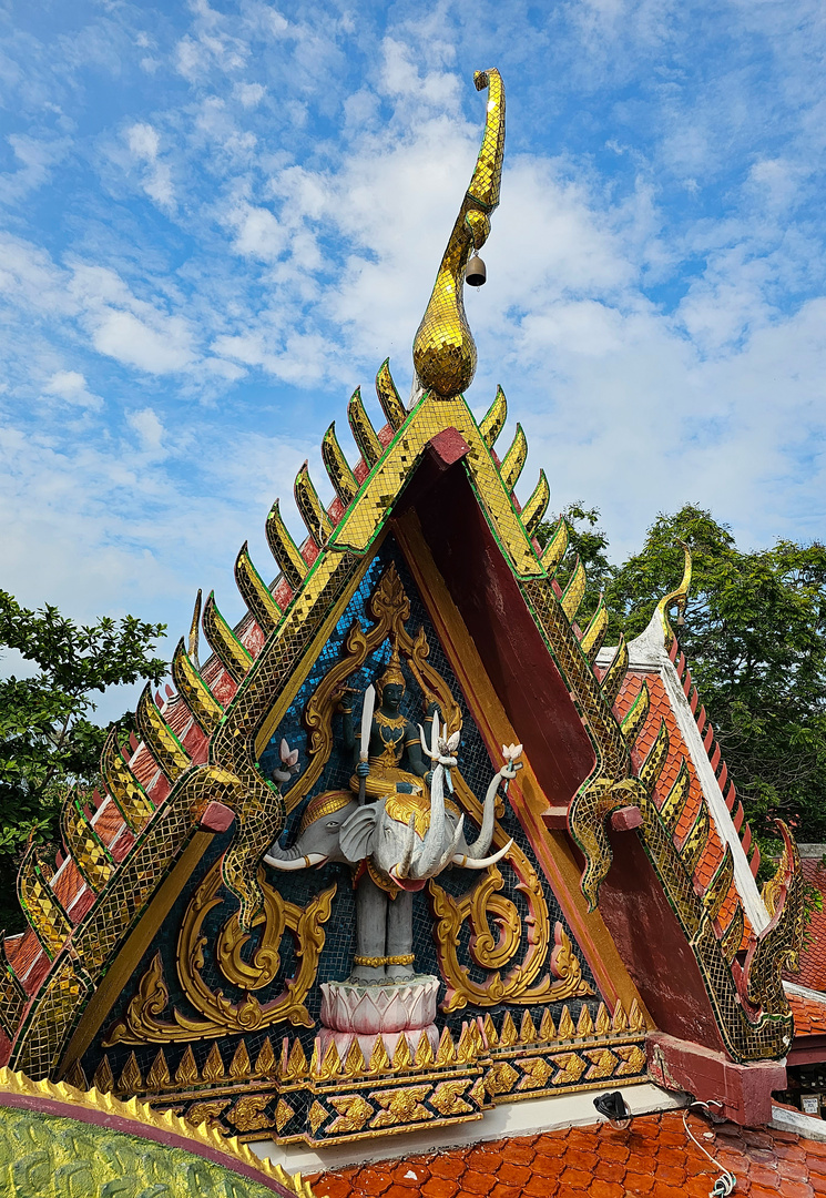 Die Dächer von Wat Phra Yai 