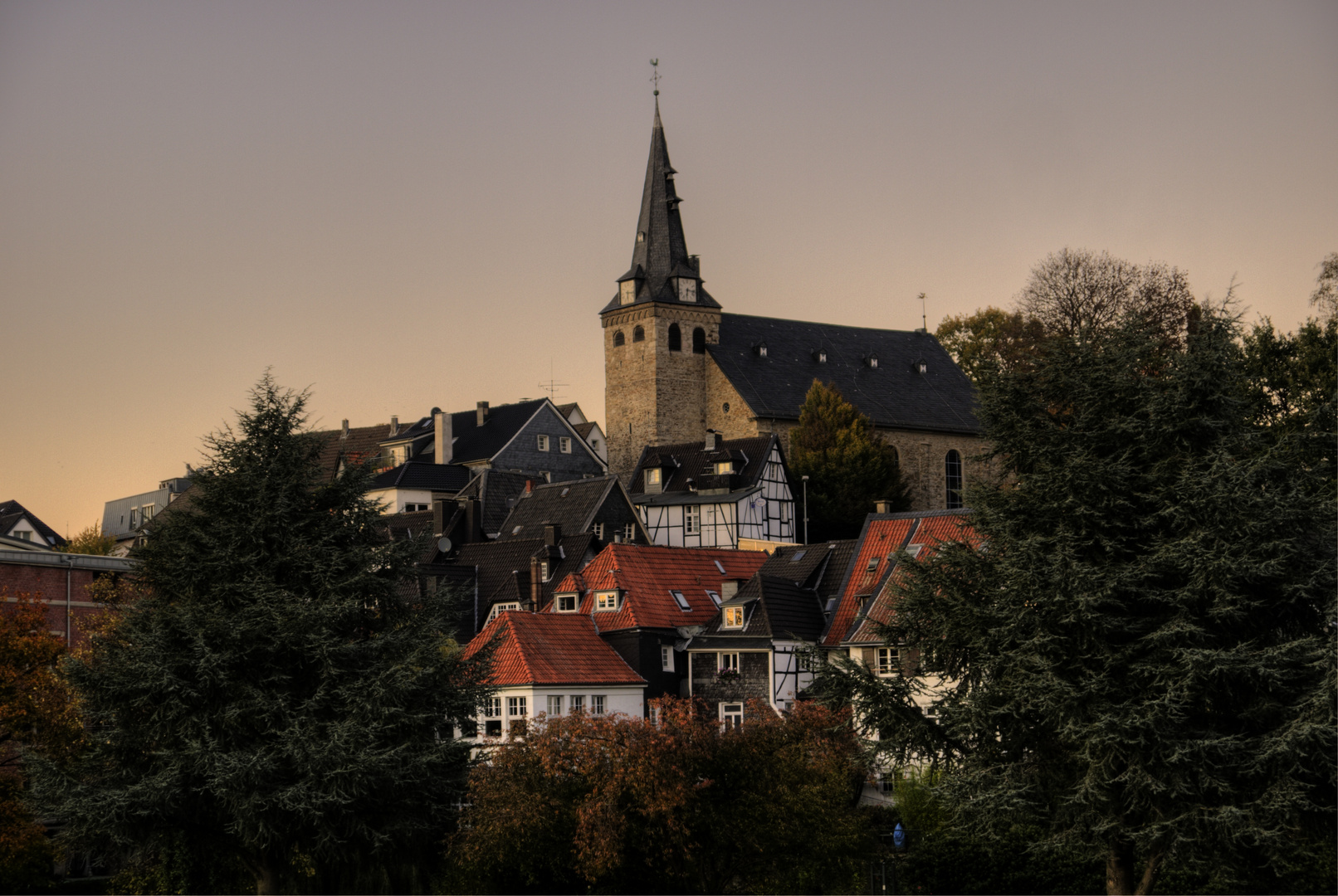 Die Dämmerung fällt über Essen-Kettwig