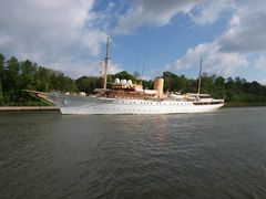 Die Dänische Königsyacht DANNEBROG auf dem Nord-Ostsee-Kanal.