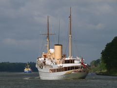 Die dänische Königsyacht DANNEBROG in der Kanalweiche Großnordsee