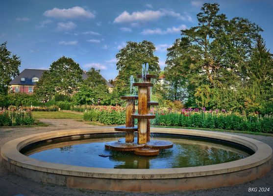 "Die Dahlie" - Brunnen im Dahliengarten Gera 