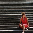 Die Dame in Rot auf der Spanischen Treppe in Rom