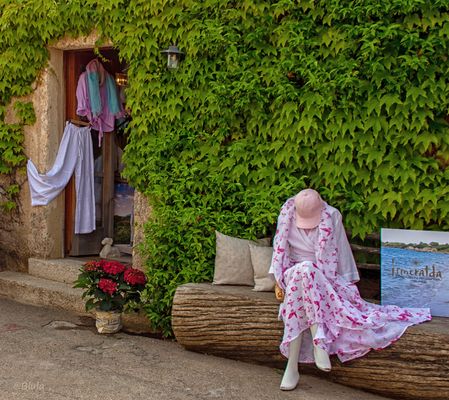 Die Dame scheint sich in dem Laden verausgabt zu haben ...