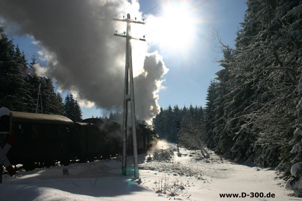 Die Dampfbahn im Gegenlicht