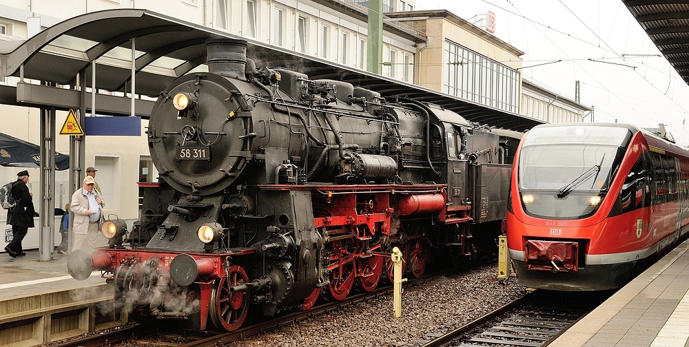 Die Dampflok 58 311 (Bj.1917) bei einem Zwichenstop gestern in