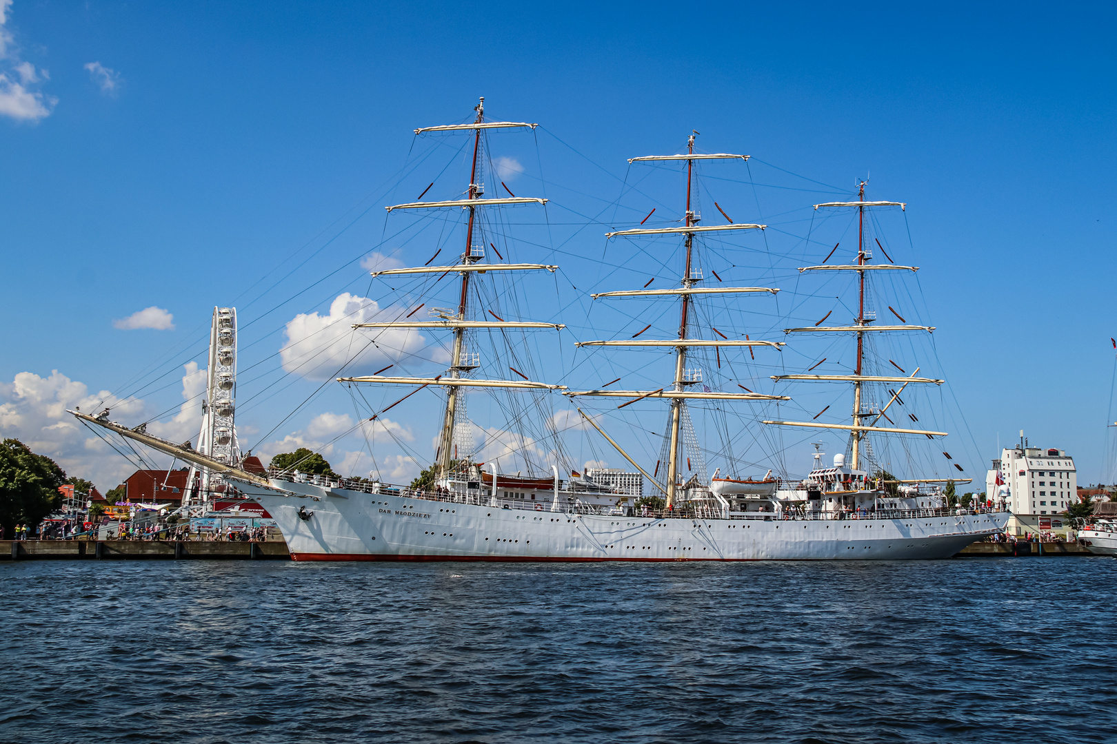 Die  Dar Mlodziezi  in Warnemünde