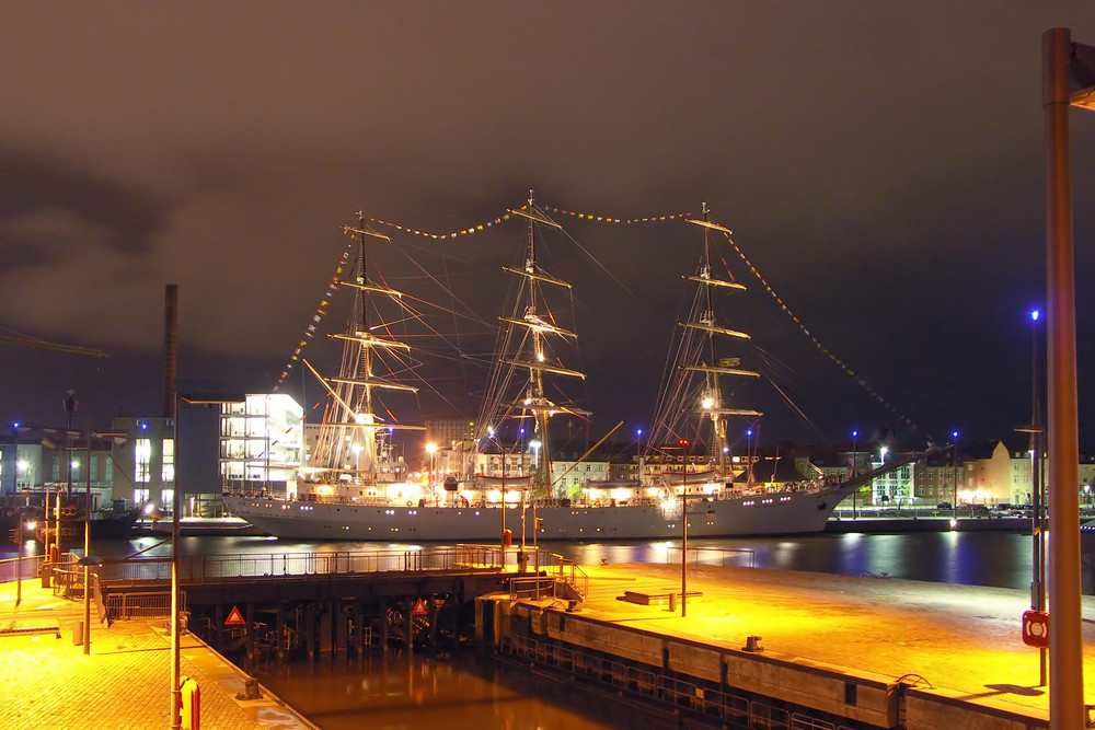 Die "Dar Mlodziezy" im Herbst 2007 im "Neuen Hafen" von Bremerhaven.