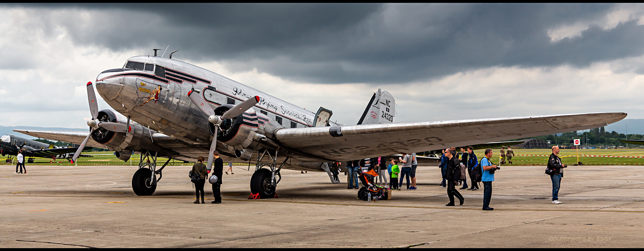 Die DC-3 N24320  -  " Miss Montana "  ...