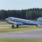 Die DC-3 rollt an