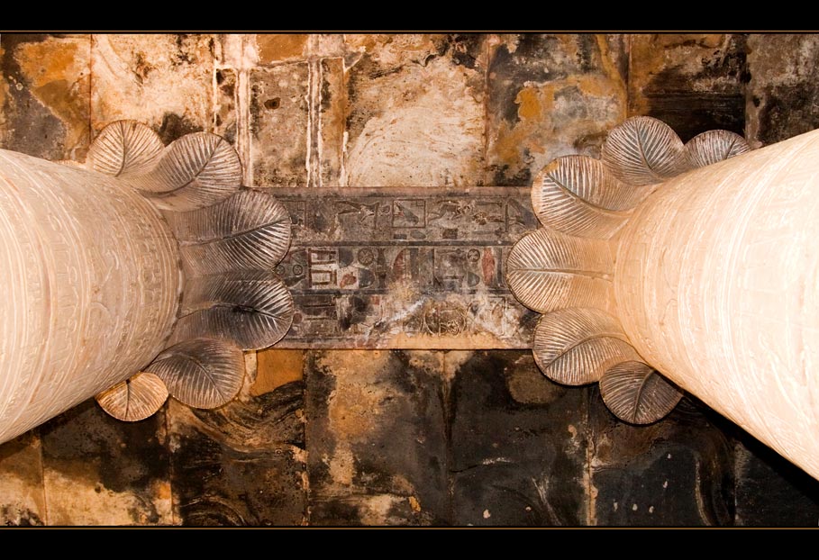 Die Decke der Säulenhalle des Horus-Tempels in Edfu..