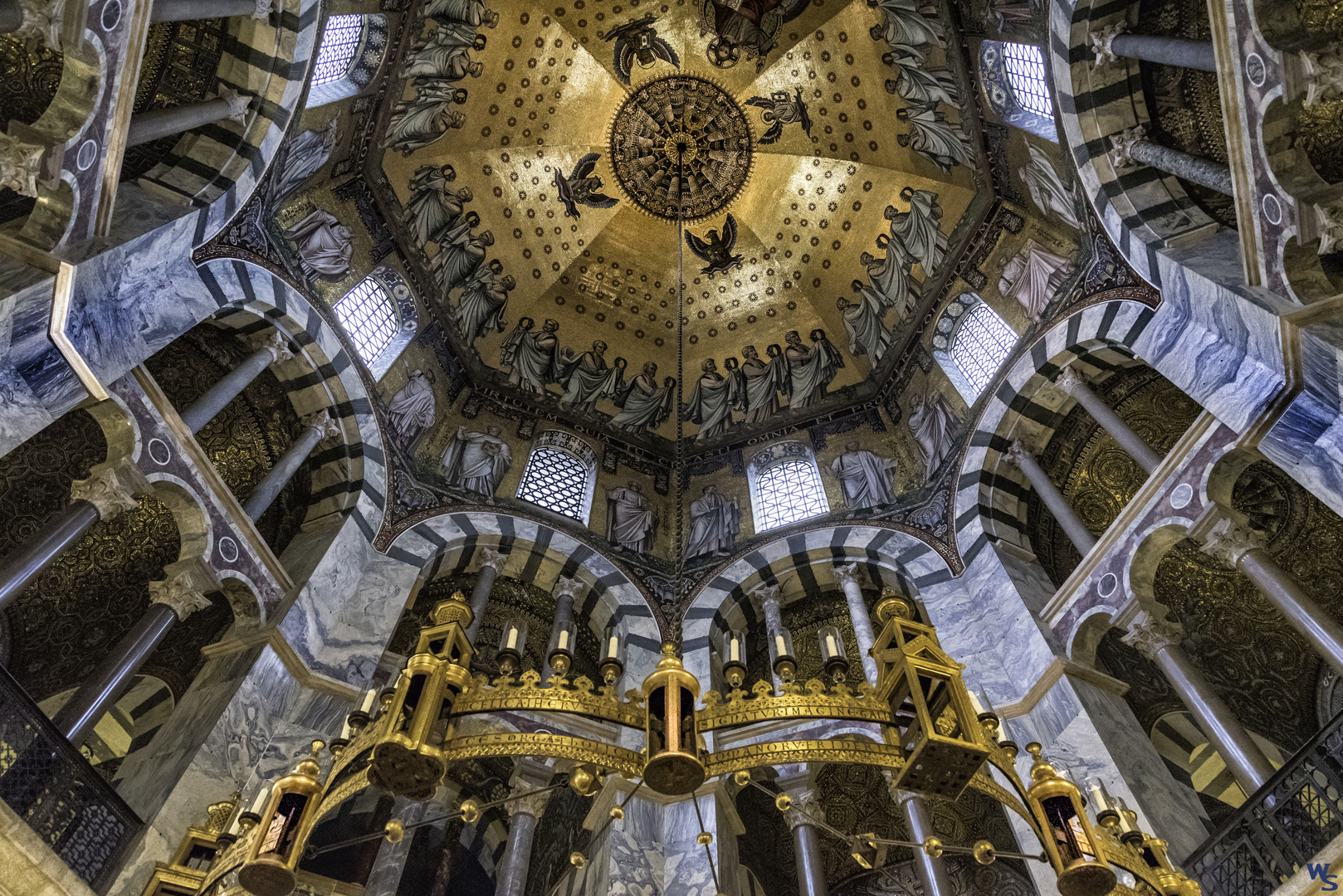 Die Decke des bekannten Oktogon im Aachener Dom